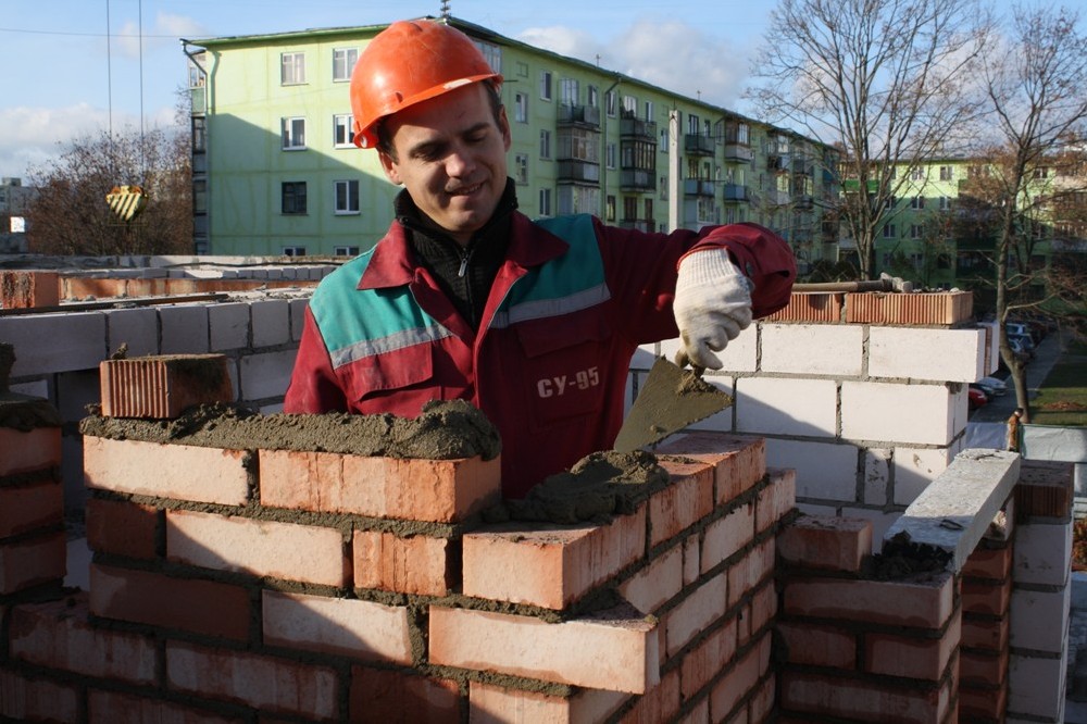 Каменщие 5-го разряда Максим Рышко (бригада каменщиков СУ-95 А.В. Воробья).jpg