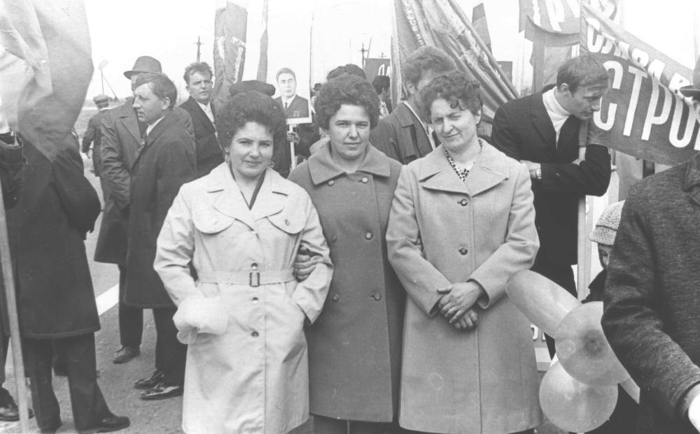 Емельянова с коллегами первая слева Нина Михайловна Кожедуб гл. технолог, Дубина Екатерина Павловна нач. ПТО, Емельянова Ольга Ивановна, демострация 1 мая 1970.jpg