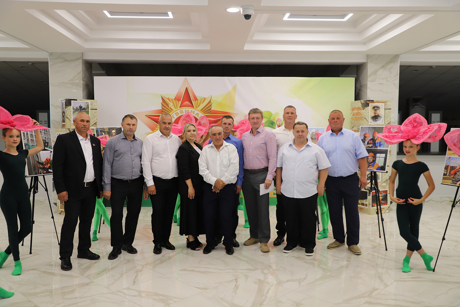 Золотые руки и верность профессии: бригадира плотников-бетнщиков СУ-123 Николая Черевако поздравили с 50-летием, вручив Благодарность генерального директора