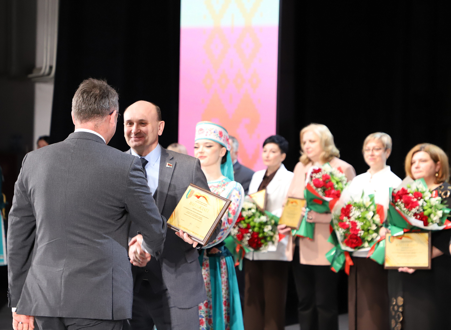 За созидательный вклад в развитие строительного комплекса региона: стройтресту № 3 вручен Почетный диплом по итогам социально-экономического развития Солигорского района за 2025 год 